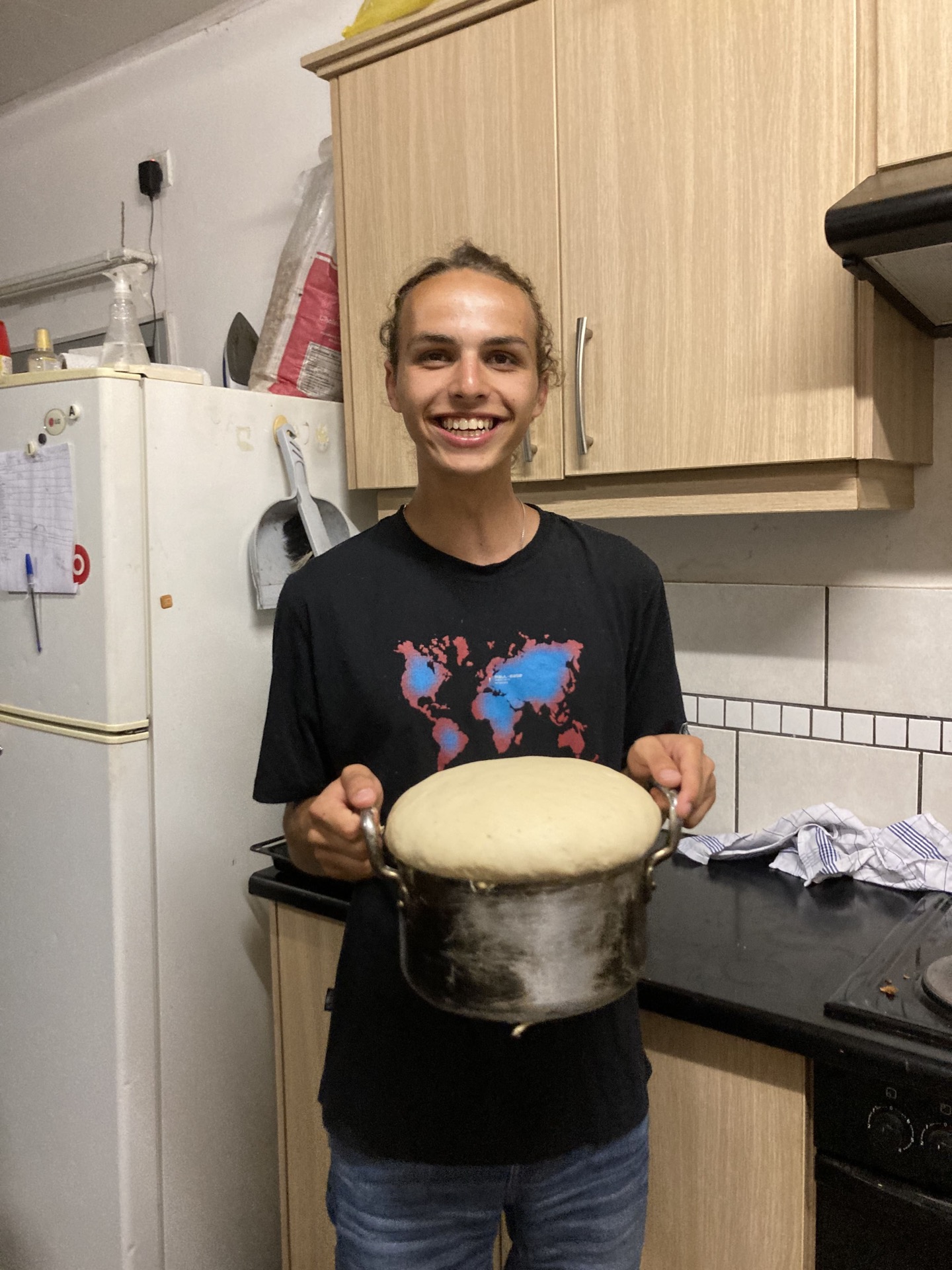 Aaron beim Brot Backen