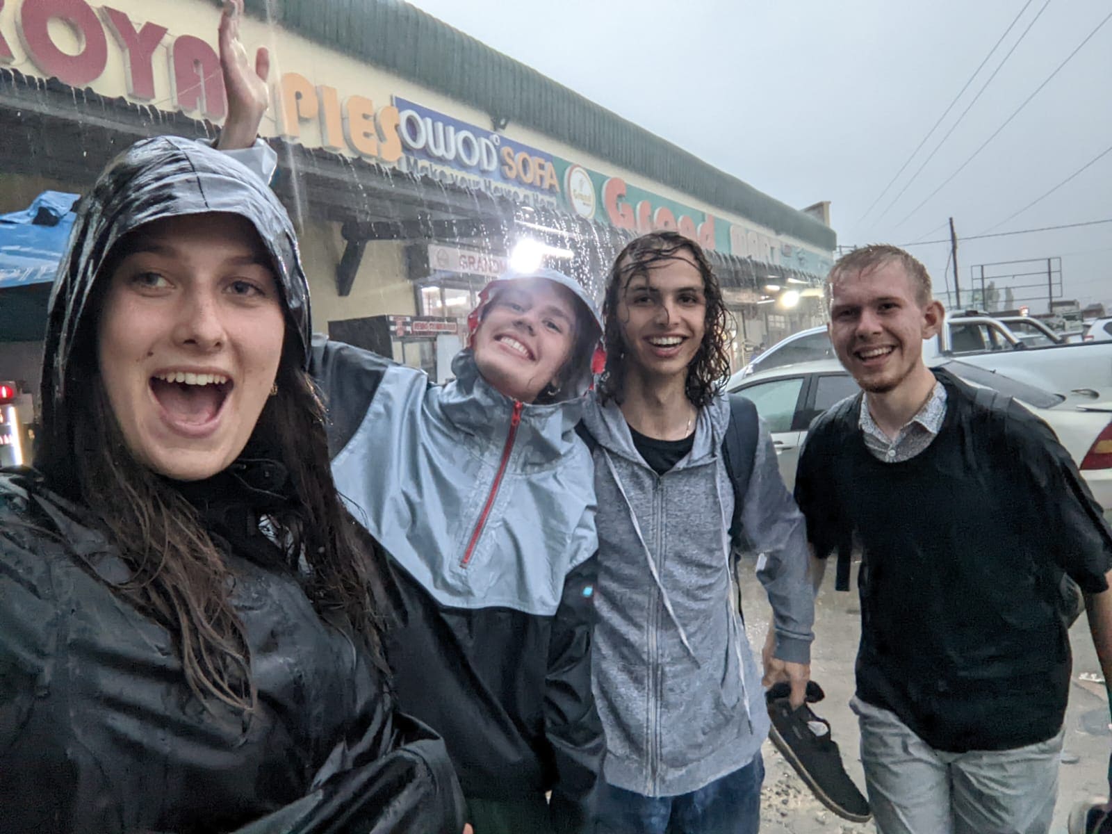 In der Regenzeit auf dem Markt unterwegs