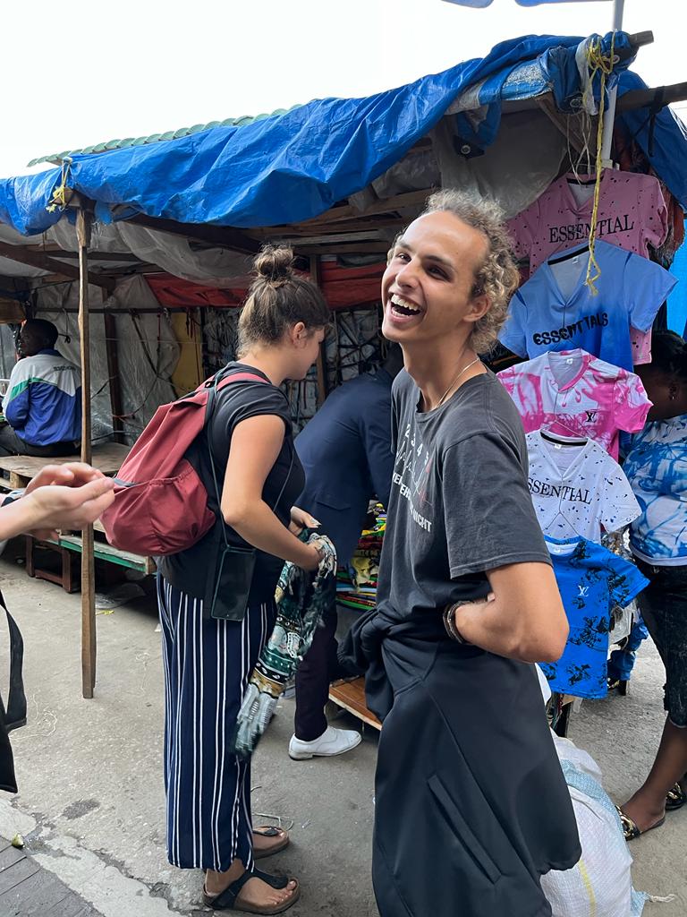 Chitenge kaufen auf dem Markt